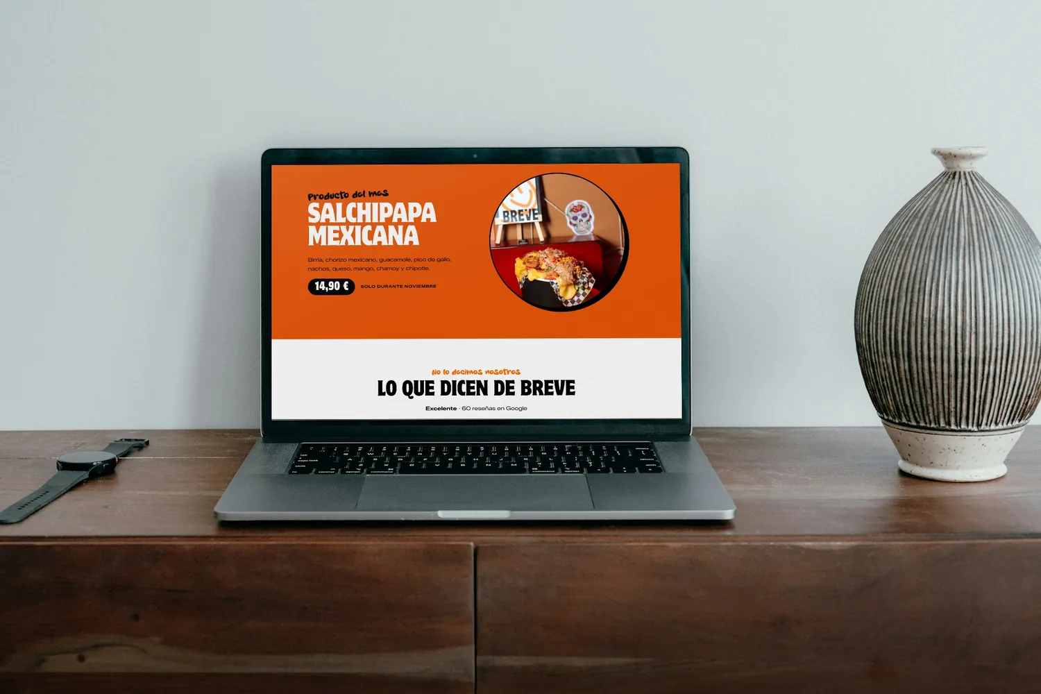 Web de Breve Salchipapería en un portátil